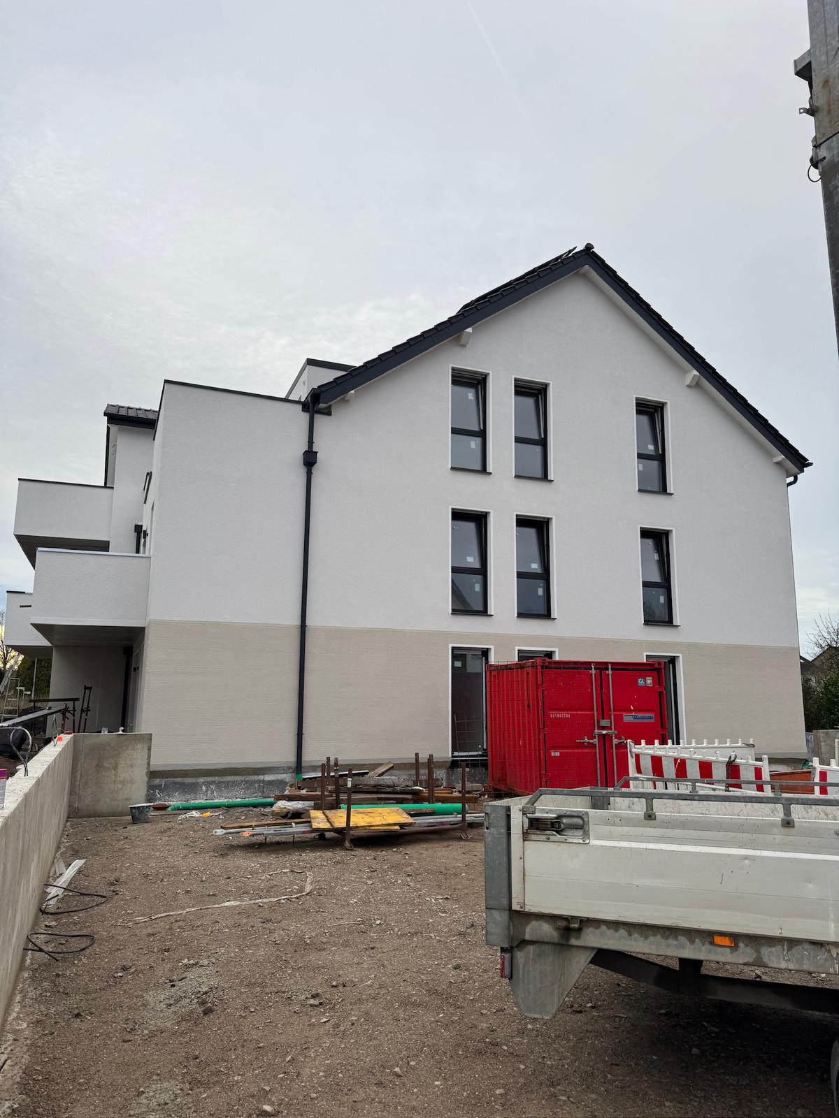 Mehrfamilienhaus mit frisch ausgeführter Fassade